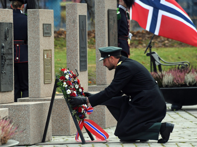 Kronprins Haakon legg ned krans i minnelunden på Akershus festning. Foto: Sven Gj. Gjeruldsen, Det kongelege hoffet